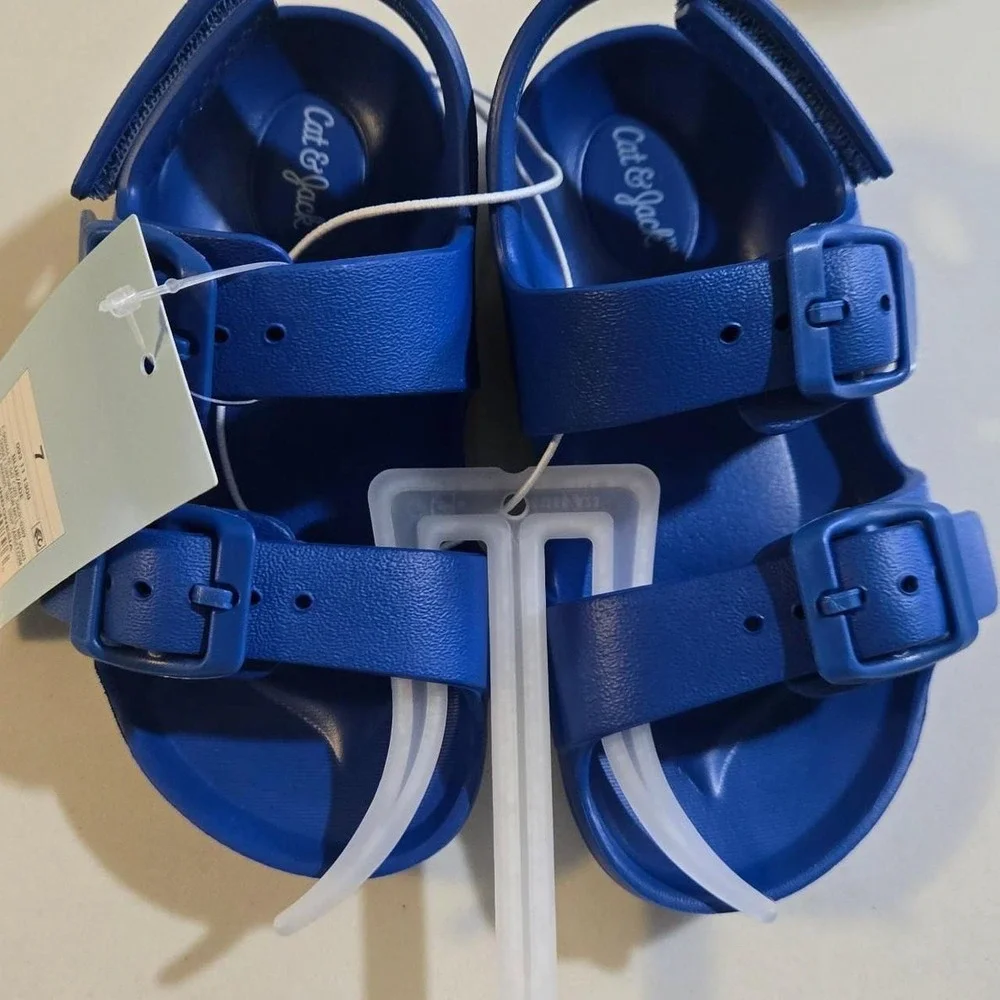 Kids Blue sandals with velcro closing at the back. water friendly Size US 7